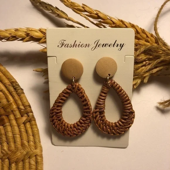 BAMBOO/STRAW Weaved Oval Hoop Earrings. - Picture 5 of 7